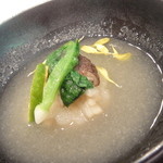 鮨あんりえるるかん - ランチのコース「色」のお椀（秋野菜と白玉のみぞれ仕立）