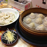 べんり屋 玉玲瓏 - 水餃子（左）、小籠包（右）