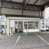 水口寿志亭 市場の食堂  - 市場に入ると、まずこの売店が目に入る。食堂はここでは無い。ここは最後にお金を払いにくる場所だ。お惣菜など、格安で売られている。右に行くべし。