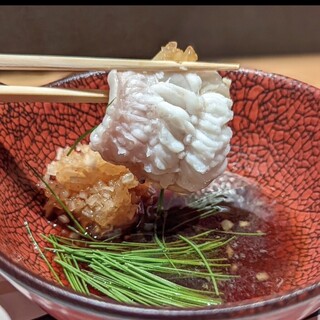 移ろう季節の美味を閉じ込めたコースで、心躍る料理の数々に舌鼓