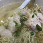 Honkon Waki Cha Chanten - 鶏ガラベースの清湯スープ、細めの歯切れの良い麺の上に茹でた鶏肉（が、既に冷めていて中は冷たい）が乗ってます。現地感あります。