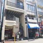 ビストロ コゥジィ - 歴史を守り続ける老舗も少なくない通りです。