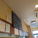 ビストロ コゥジィ - カウンターの上には黒板メニューも。