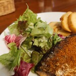 ビストロ コゥジィ - 冷たくてシャキシャキのサラダはドレッシングも旨い。