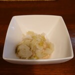 ビストロ コゥジィ - ザワークラフト風の大豆入りサラダ(？)。