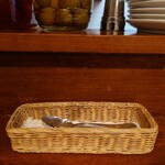 ビストロ コゥジィ - カウンター上の"カラトリーバスケット"はおひとりさま用。