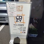 ビストロ コゥジィ - 玄関前の行灯。