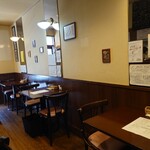 ビストロ コゥジィ - 玄関入ってすぐ左のテーブル席。