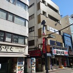 ビストロ コゥジィ - 駅前には飲食店が軒を連ね、お昼時には甲州街道を渡って、オペラシティや新国立劇場、カシオ本社の方々で賑わいます。