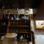 ビストロ コゥジィ - カウンター上にはグラス、下にはビールサーバー。