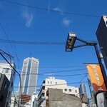 ビストロ コゥジィ - お店を出て右を見上げると、駅ビルのオペラシティ。