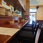 ビストロ コゥジィ - カウンター左端から、玄関方向。