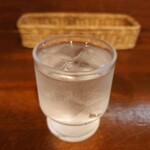 ビストロ コゥジィ - 管理の行き届いているグラスで、冷たいお水を提供してくれます。