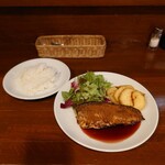 ビストロ コゥジィ - 盛り付けも彩りも美しい。