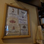 ビストロ コゥジィ - カウンター左端の額縁。