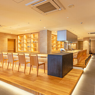 A counter kappo restaurant with a luxurious feel