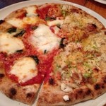 ピッツェリア ノーチェ - ピッツァ（ズワイガニ・長ネギ・アンチョビ・カラスミとマルゲリータのハーフ＆ハーフ）