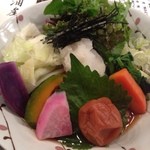 Yamachou Kuro Udon - 麺が見えないくらい野菜がたくさん^_^
                        梅干しの酸味がかなり強いです。