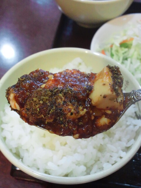 晴々飯店 - 表面が辛さ分裂を起こし地割れしてます(笑)