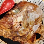 うみからそらへ - カマの煮付けを頼んだら  頭まで付いて もはや兜煮状態　カマは頭の下　こうしないと皿に納まらない