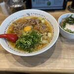 どうとんぼり神座 - 牛すき月見ラーメン＋そぼろ丼セット