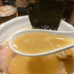 中華そば やま福 - スープは黄金色
