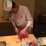 艪 - 大間の鮪をさばく店主