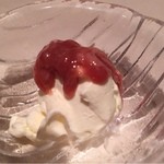 艪 - クリームチーズの酒盗乗せ