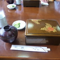 うらわのうなぎ 萬店 - ふたを開ける前