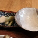 焼鳥 うちやま - お新香　＆　骨を入れる皿