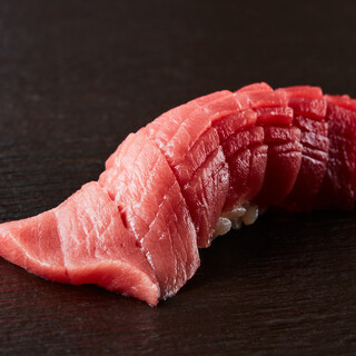 可以享受精湛工艺的当季握寿司的“Omakase套餐”