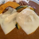 とろとろカレーmasa - チーズのせ揚げかぼちゃのエビカレー（1150円）