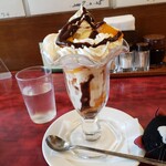 レストラン ヒロ - チョコレートパフェ750円