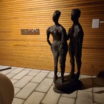 レストラン μ - 入口には著名な彫刻家のアート作品が