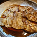 とん亭 - ◯ポーク網焼き（単品）
ランチはこのメニューがお安く食べられるけれど
豚肉の量が少なくなるかも❔

これは凄く柔らかな豚肉だねえ❕
上質な豚肉を使われていることと
仕込みで柔らかくする処理をされてる❔