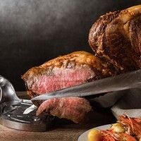 シュラスコスタイルで焼き上げるビーフロティ