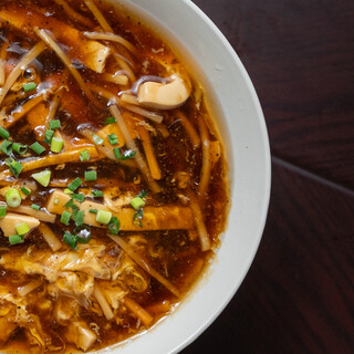 ランチ◆当店オリジナルの酸辣湯麺が人気！多彩な定食メニューも