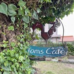 Tom's Cafe - お店の看板の上に風見鶏