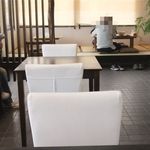 カレー屋麺八 - 白と黒を基調としたオシャレで落ち着いた空間の店内