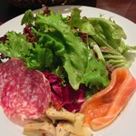 神楽坂 イタリアン - 前菜２種とサラダのプレート。いつ食べても美味しい前菜。