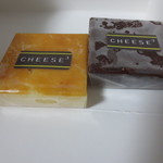 チーズチーズチーズ - 左:焼きチーズ¥130と右:ブラウニー¥150