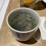 吟醸マグロ - しじみ汁はお通し、コレを飲んで…