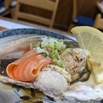 Gyouza Sousaku Ryouri Ucchan - 銀鮭の白子と鮮魚の刺身を乗っけた
                      牡蠣の酒蒸し痛風盛り❢