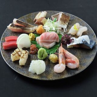 水揚げされたばかりの鮮魚！三種盛から十種盛まで多彩にご用意★