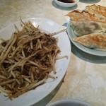 タイガー餃子会舘 - もやしとひき肉だけだけど、ご飯進む旨さ☆