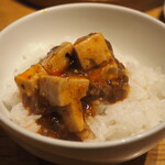 喜神菜館 - 名物 四川風石焼陳麻婆豆腐 オンザライス