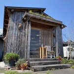 天然こうぼぱん とことこ - 入口の日差しの上のヤツって、雑草❓