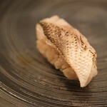 鮨 四 - カマスの炙り