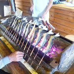 杉ケ瀬ヤナ - 塩焼き中(2013年）