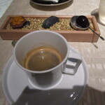 ベージュ アラン・デュカス 東京 - エスプレッソ